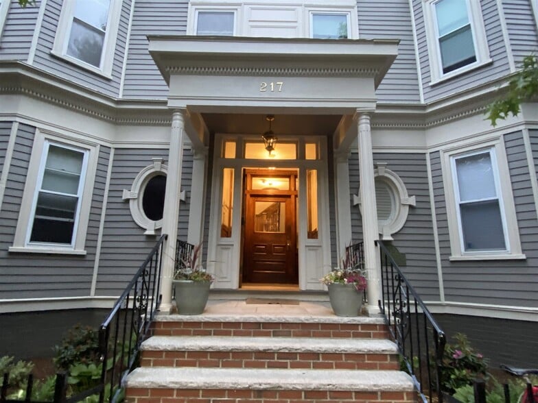 Building Photo - 217 Harvard St