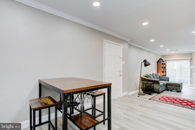 Building Photo - 273 S Pickett St