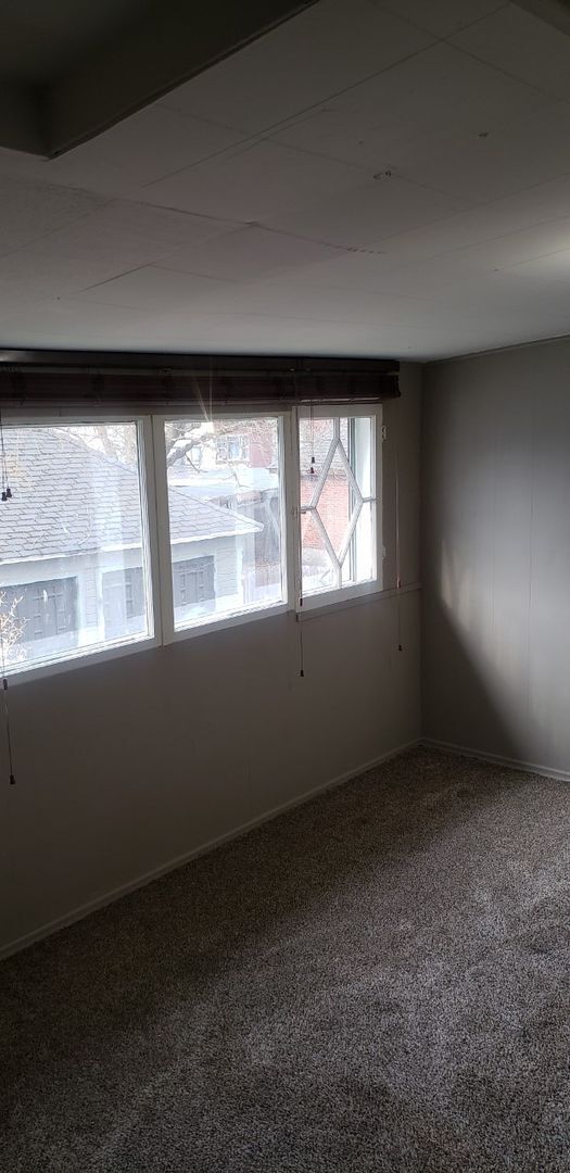 Building Photo - One bedroom, one bath upper unit located i...