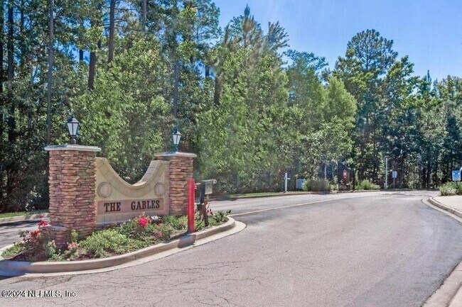 Primary Photo - 257 Scrub Jay Dr