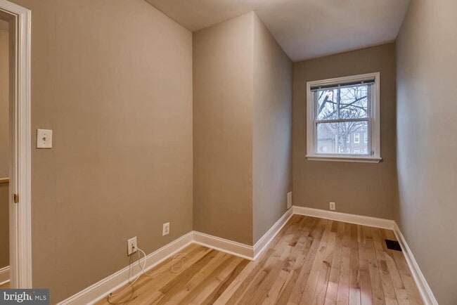 Building Photo - 1020 W Lombard St
