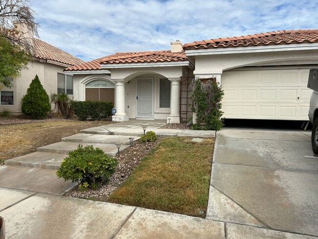 Building Photo - Single story pool home