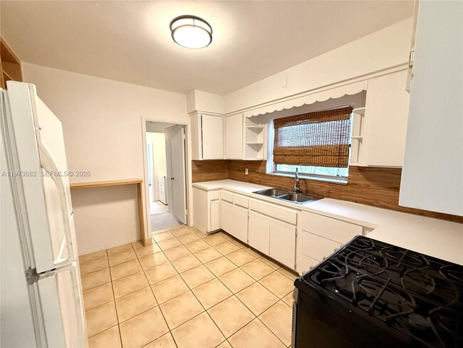 Building Photo - 845 Fairway Dr