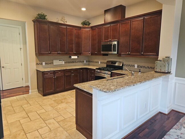 Building Photo - New Listing in Apex!