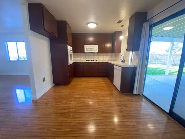 Building Photo - 1947 Henshaw Ave