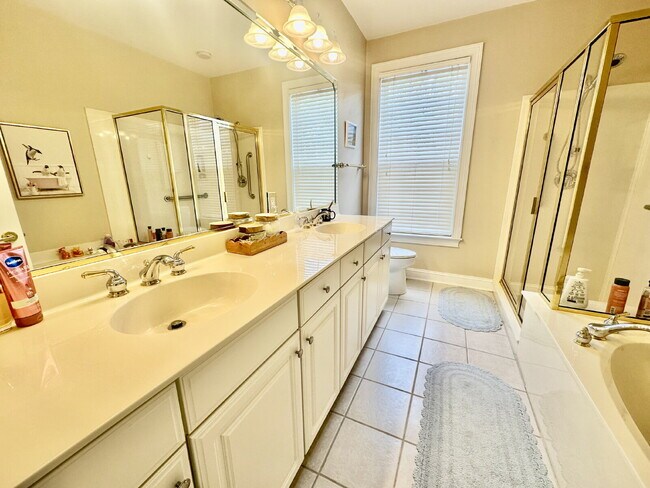 Building Photo - Spacious Two Bedroom Condo in the Crescent!