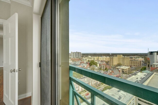 Building Photo - Super-Cool Lower Penthouse Condo Available 05-07-26!! Secured Entry, Garage Parking, Pet-Friendly!