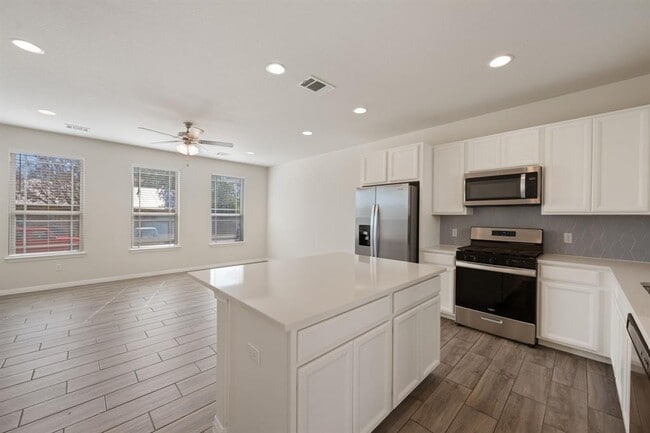 Building Photo - 700 W 6th St