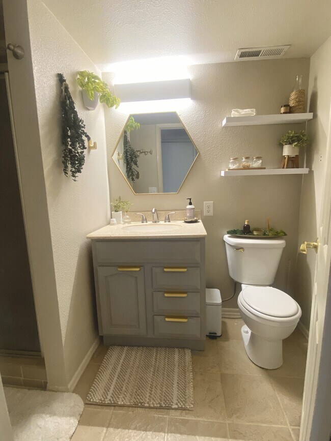 Building Photo - 2028 N Havichur Loop