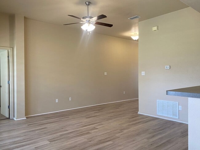 Building Photo - 3 Bedroom Conveniently Located