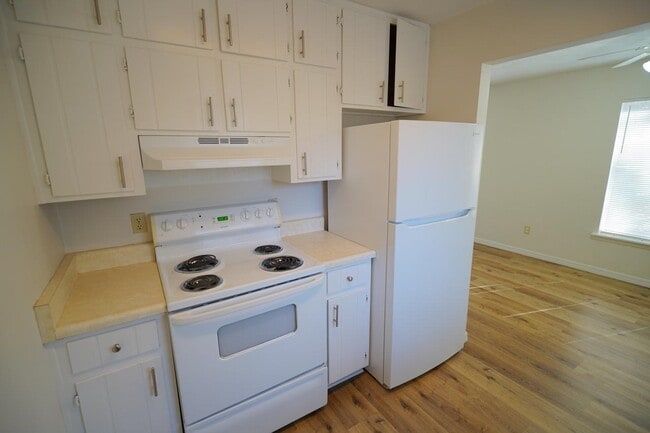 Building Photo - 2220 Claremont Ln