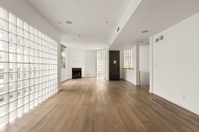 Building Photo - Stylish End-Unit Townhome in Prime Santa Monica | Private Rooftop Deck & Bonus Room