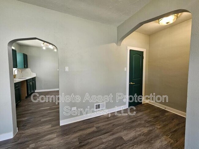 Building Photo - 917 W 144th St