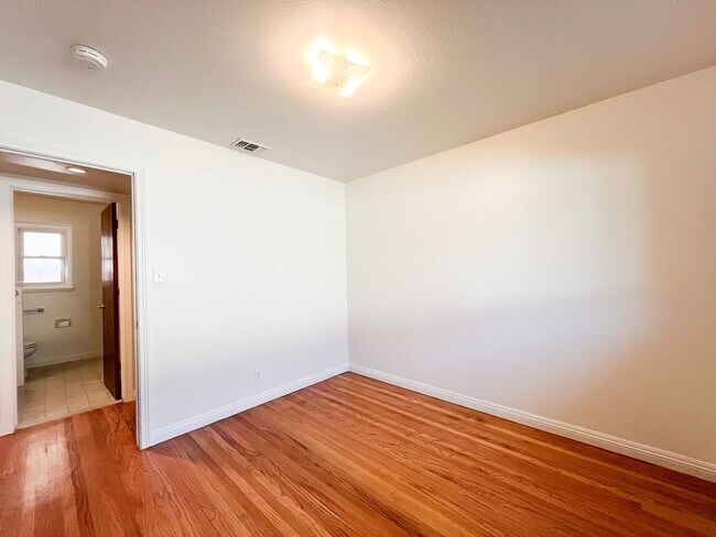 Building Photo - Tahoe Park Gem in Great Location!