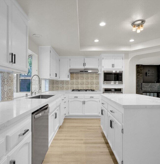 Building Photo - 8103 Valley Flores Dr