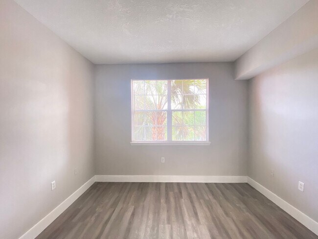 Building Photo - 1 Bedroom / 1 Bath Condo in Gated Community.