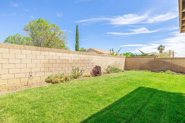 Building Photo - Beautiful 3-Bedroom Home in West Palmdale Community