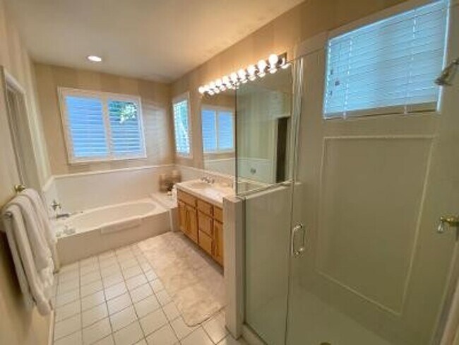 Building Photo - 3 Bed 3.5 Bath + Loft, In Downtown Danvill...