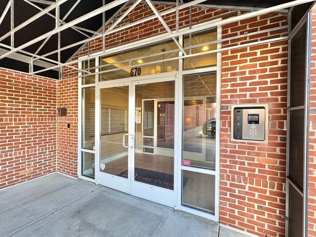 Building Photo - NEWPORT NEWS - STUNNING APARTMENT IN  THE POINT AT CITY CENTER