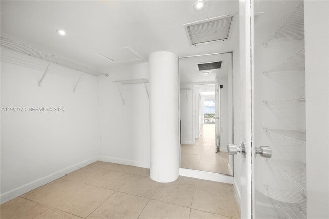 Building Photo - 900 Bay Dr