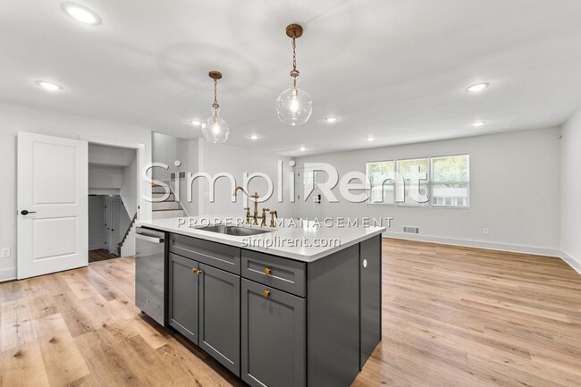 Building Photo - Newly Renovated 4/2.5 Home For Rent / First Month Free!