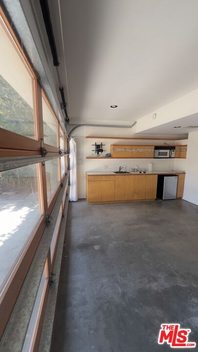 Building Photo - 656 Angelus Pl