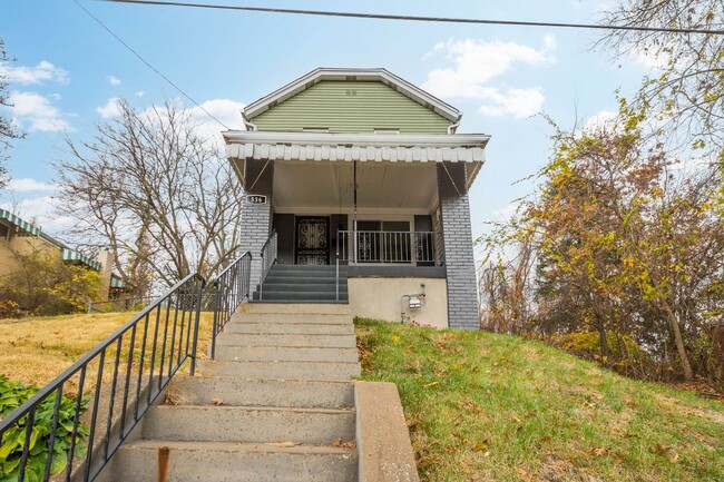 Building Photo - STUNNING 3 bedroom home with spacious room...