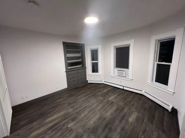 Living - 197 White St