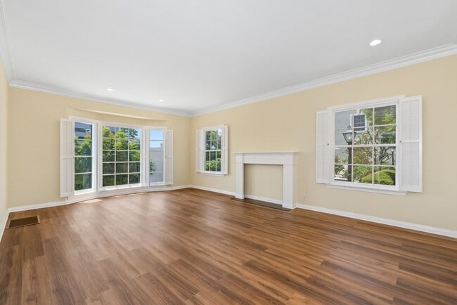 Building Photo - 8724 Shoreham Dr