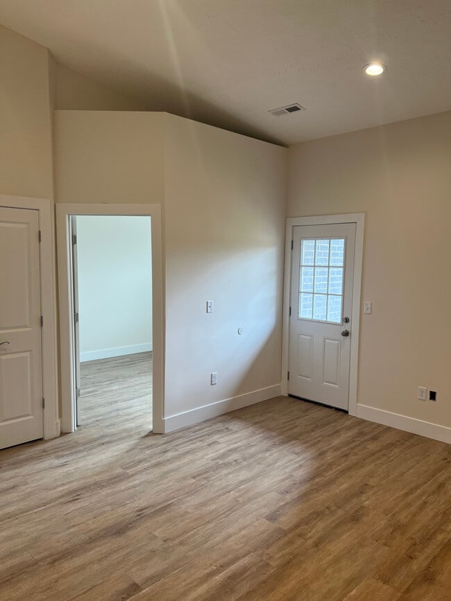 Building Photo - 809 Courtyard Ln
