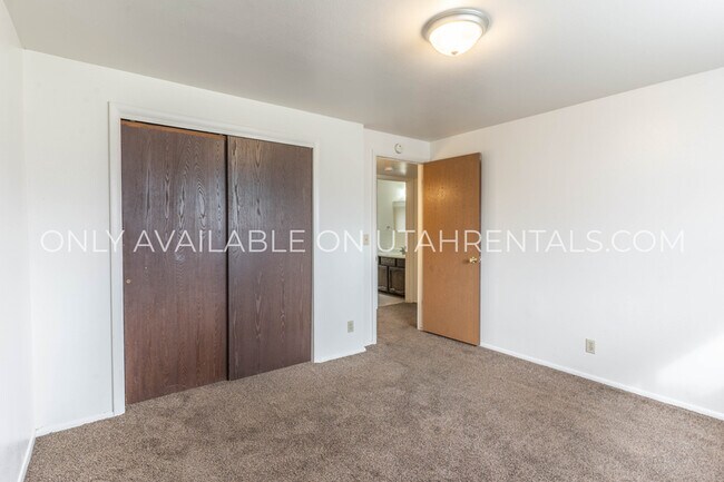 Building Photo - 1036 S Virginia Cir