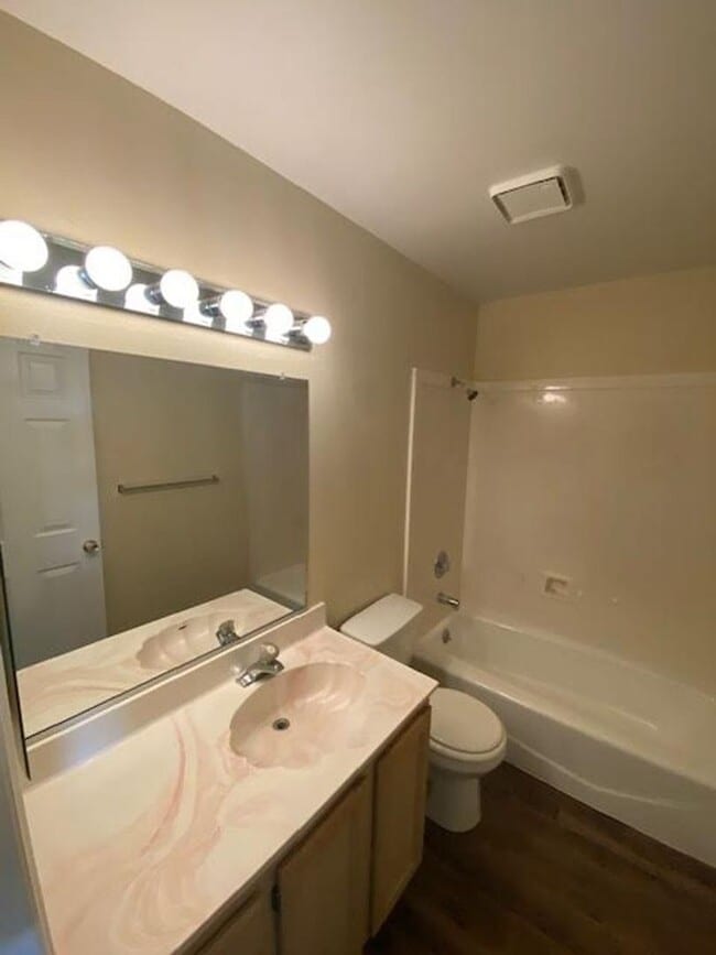 Building Photo - 3 bed, 2 bath Twin Home