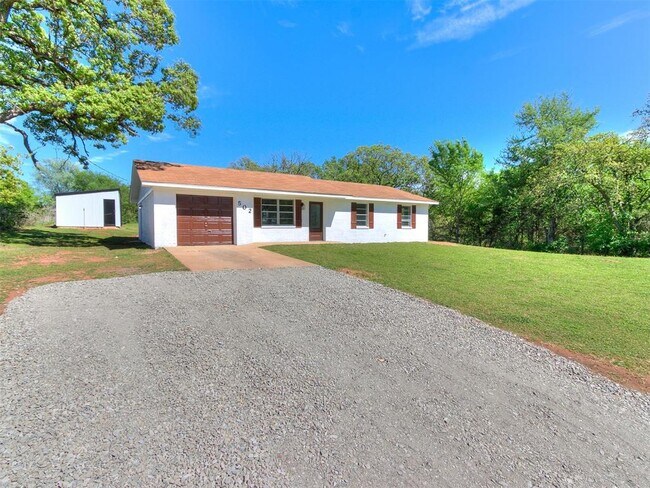 Building Photo - 502 N Oak St