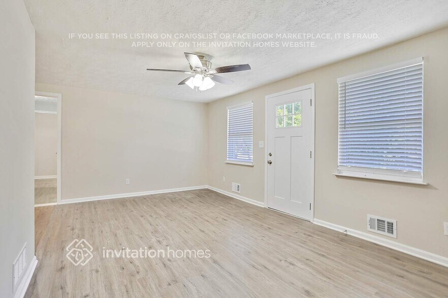 Building Photo - 6265 Lakeview Dr