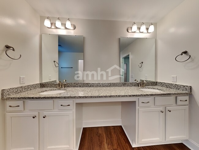 Building Photo - 1009 Theodore Rd