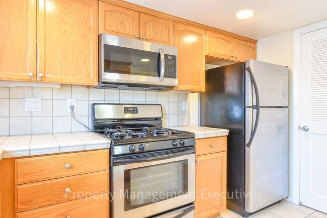 Building Photo - 2 Bed, 2 Bath Townhome with Garage & Bonus Room