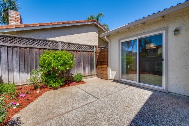 Building Photo - Reduced-Beautiful 3 bedroom 2 bath Single Family Home $4395