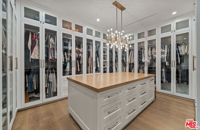 Building Photo - 15645 Woodvale Rd