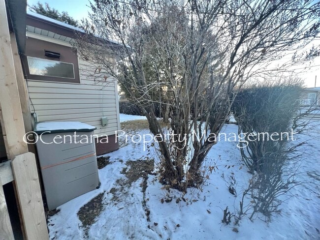 Building Photo - Large 2 bedroom house with an oversized ga...