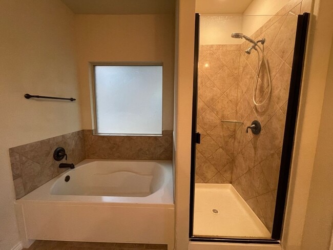 Building Photo - 3240 Valentino Dr