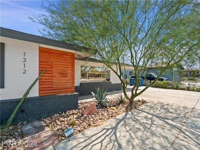 Building Photo - Spectacular Vintage 3Bed/2Bath Las Vegas h...