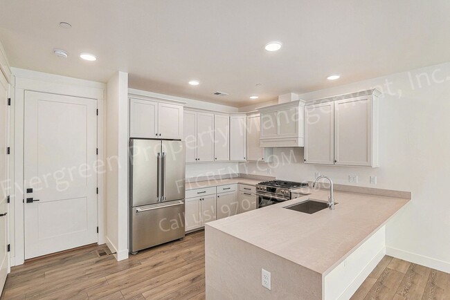 Building Photo - Beautiful Townhome in Kechter Farms!