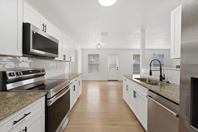 Building Photo - 702 Lowe Dr