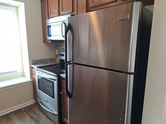 Building Photo - 38 Parkway Dr