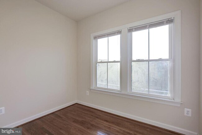 Building Photo - 122 Parkview Ave