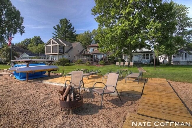 Building Photo - Lakefront 4 bed 2 bath home