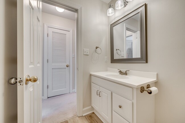 Building Photo - Charming 2 bed 2 bath condo with great water views in gated community in Charlotte on Lake Wylie!