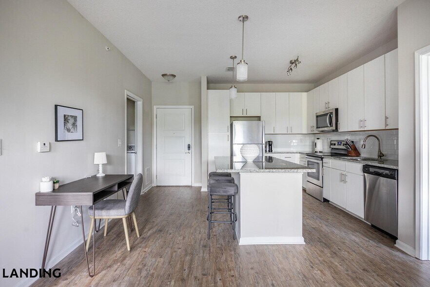 Building Photo - 2300 Tapestry Park Dr