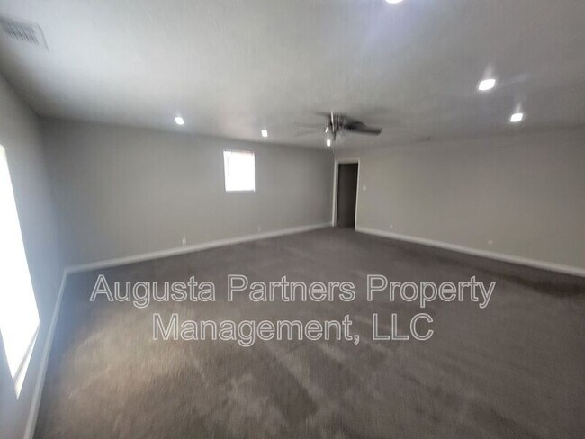 Building Photo - 142 Oakridge Dr