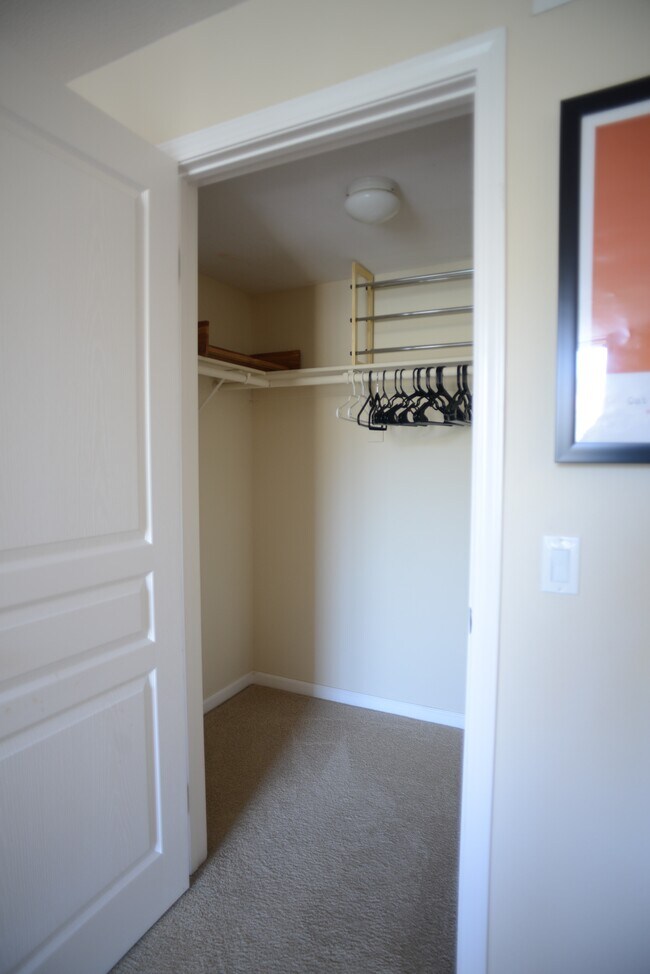 Building Photo - 7320 Hawthorn Ave